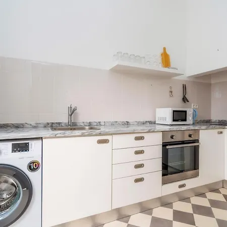 Female אכסניה *