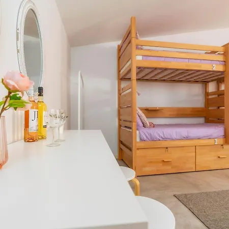 Female District de Faro